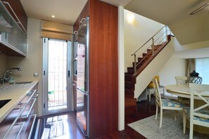 Jääkaappi, mikroaaltouuni, uuni, liesi