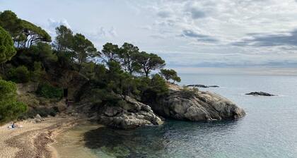 Renovated duplex located on the second line of the sea in the center of Platja d'Aro.