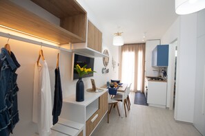 Frigorifero, microonde, forno, piano cottura