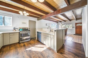 Réfrigérateur, four à micro-ondes, un four, surface de cuisson