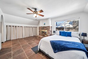 4 chambres, bureau, fer et planche à repasser, lit parapluie