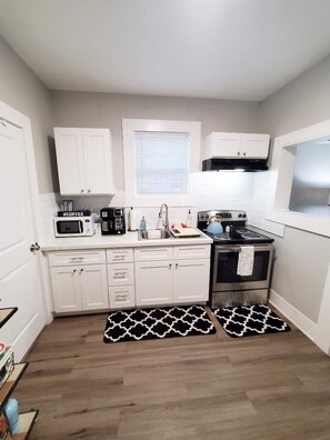 冷蔵庫、電子レンジ、オーブン、コンロ