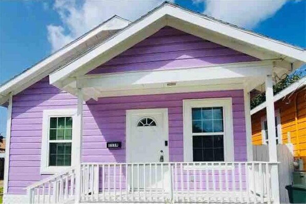 Exterior - Cheerful and Bright 2 Bedroom Cottage (Galveston)
