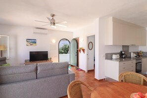 Smart-TV, DVD-Player, Bücher