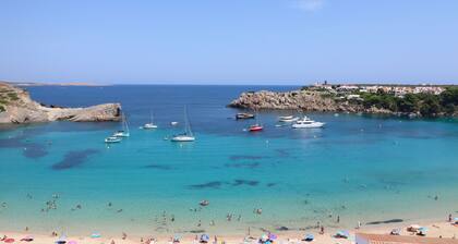 Family-friendly, Nice, First-line Apartment with Stunning Beach and Sea views,AC