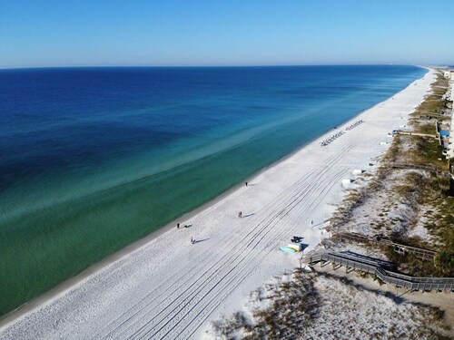 AV33 - Lovely Oceanfront 2-Bedroom Condo with Pool