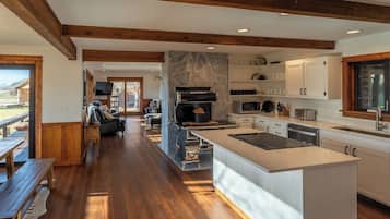 Køleskab, mikrobølgeovn, ovn, kogeplade