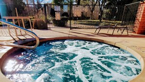Outdoor spa tub - Tennis & Pickle ball courts, Golf, Hiking (Sedona)