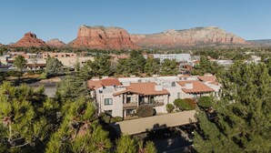 A residential area with modern houses, surrounded by pine trees and a mountain range in the background. - Tennis & Pickle ball courts, Golf, Hiking (Sedona)