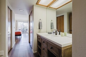 3 bedrooms, desk, iron/ironing board, travel cot