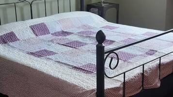 2 bedrooms, travel crib, free WiFi, bed sheets