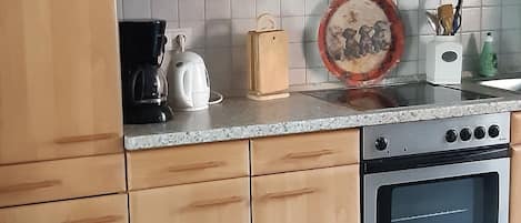 Réfrigérateur, un four, surface de cuisson, lave-vaisselle
