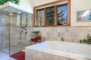 Baignoire, baignoire à remous, séchoir à cheveux, bidet