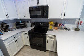 Refrigerador, microondas, horno y cafetera y tetera 