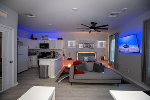 Televisión, chimenea, videojuegos, reproductor de DVD