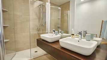 Ducha y bañera combinadas, secador de pelo, toallas y jabón
