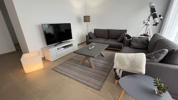 Een smart-tv, een videogameconsole, een dvd-speler en boeken