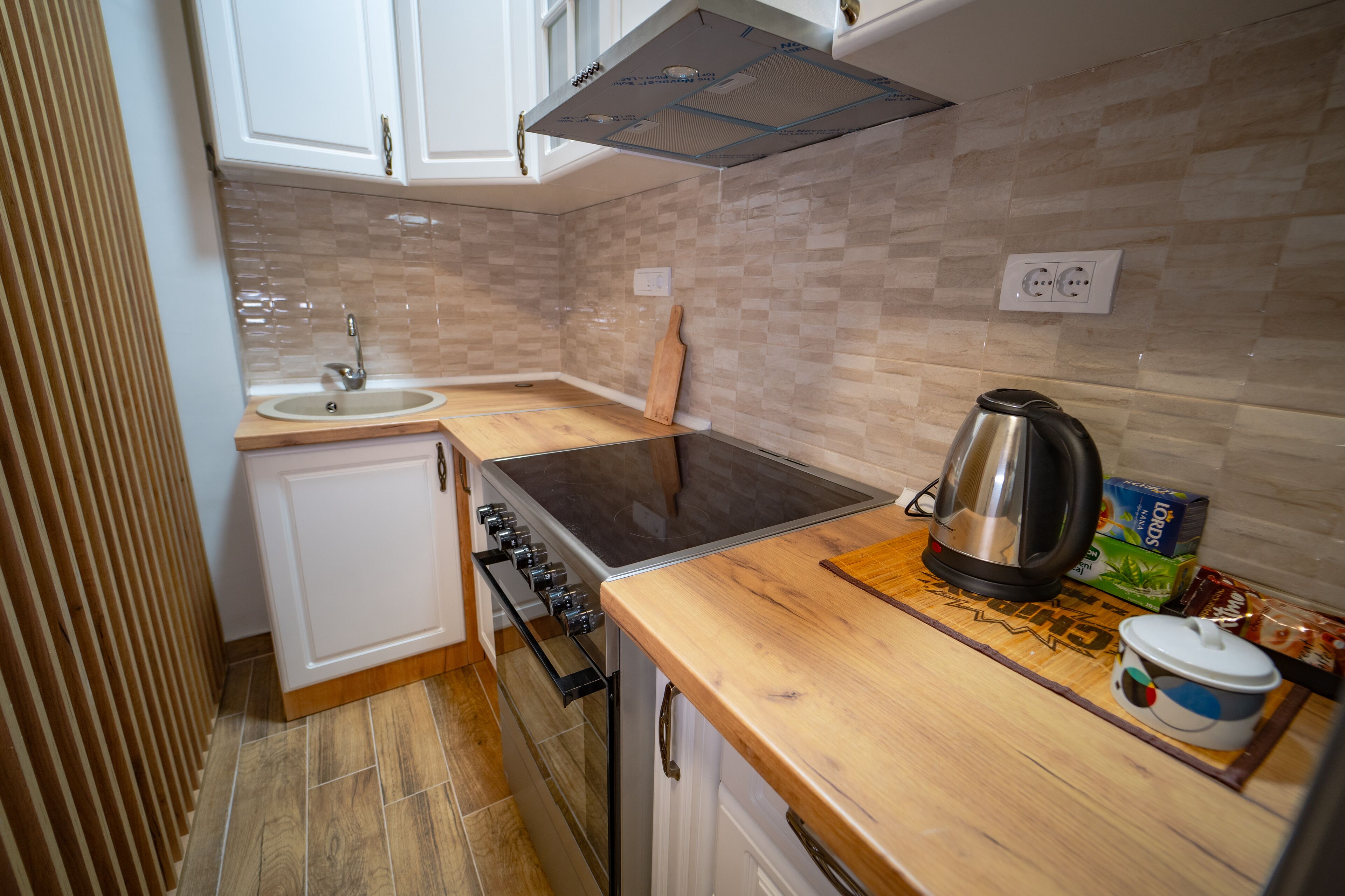 Refrigerador, horno, parrilla de estufa y cafetera y tetera 