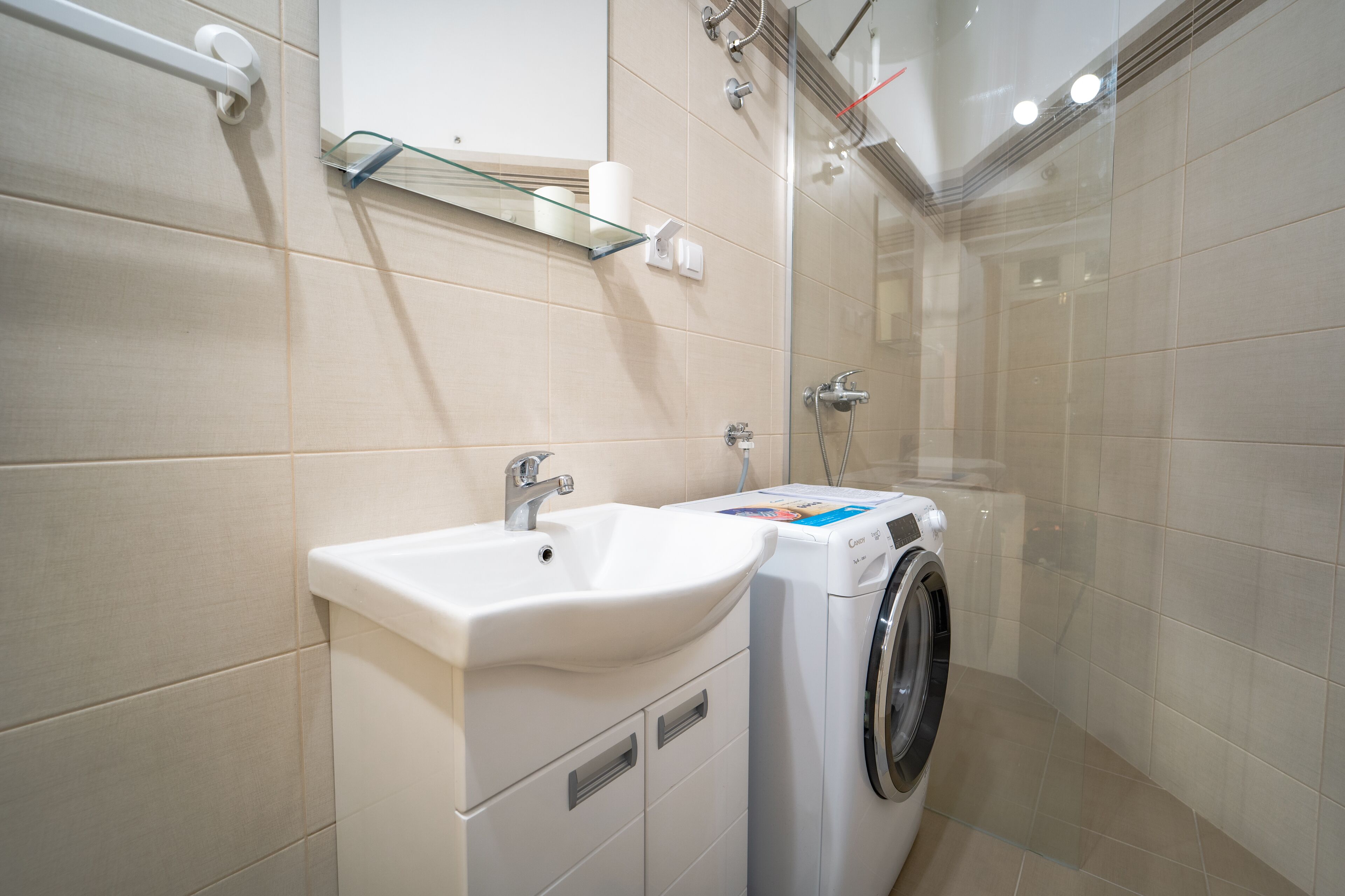 Suihku, hiustenkuivaaja, pyyhkeet, saippua