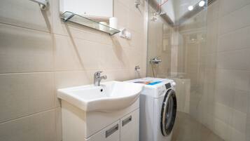 Suihku, hiustenkuivaaja, pyyhkeet, saippua