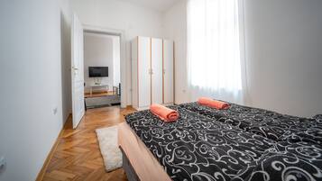 2 Schlafzimmer, schallisolierte Zimmer, Bügeleisen/Bügelbrett, WLAN