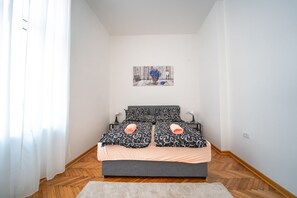 2 habitaciones, insonorización, tabla de planchar con plancha y wifi 