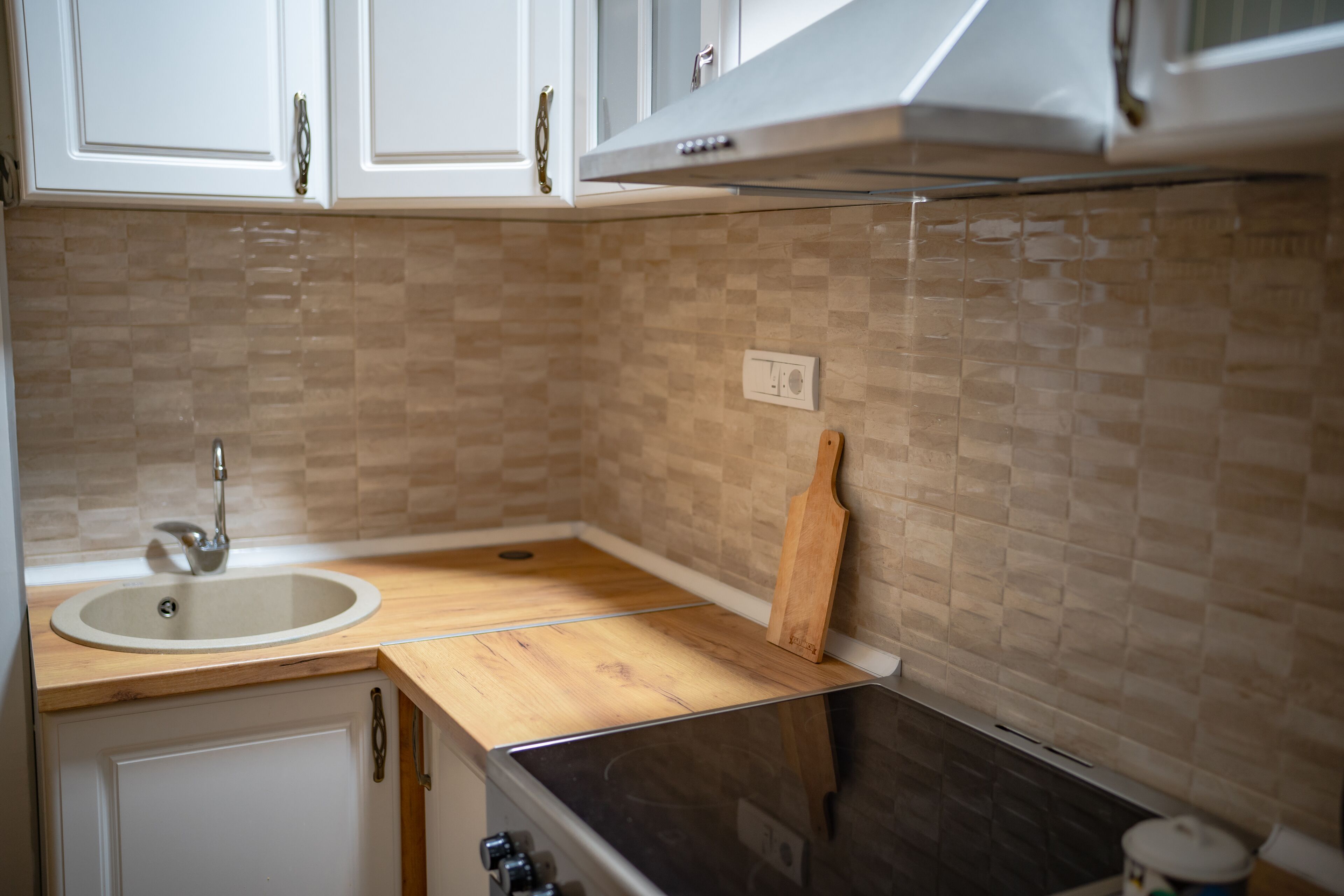 Kühlschrank, Ofen, Herdplatte, Wasserkocher mit Kaffee-/Teezubehör