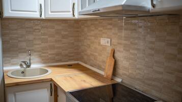 Kühlschrank, Ofen, Herdplatte, Wasserkocher mit Kaffee-/Teezubehör