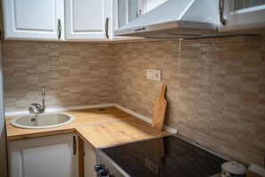 Kühlschrank, Ofen, Herdplatte, Wasserkocher mit Kaffee-/Teezubehör