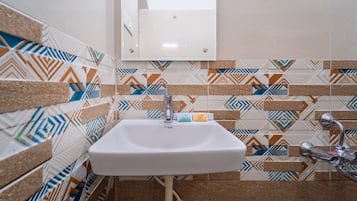 Deluxe-Zimmer | Badezimmer | Dusche, kostenlose Toilettenartikel, Haartrockner, Handtücher