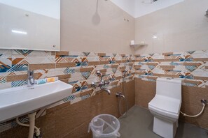 Deluxe-Zimmer | Badezimmer | Dusche, kostenlose Toilettenartikel, Haartrockner, Handtücher