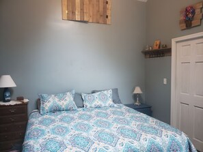 2 bedrooms, free WiFi, bed sheets - Year round lake front retreat (Otis)