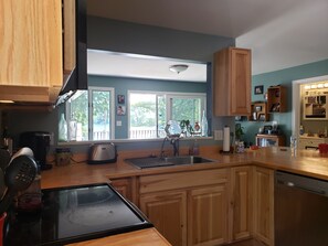 Fridge, microwave, oven, stovetop - Year round lake front retreat (Otis)