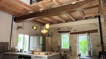 Frigorifero, microonde, forno, piano cottura