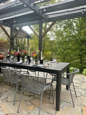 Outdoor dining - The Outpost, on Little Pisgah Mountain - a Secluded Modern Cabin Oasis (Hendersonville)