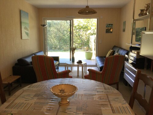 Grand appartement calme climatisé avec jardinet, 12 minutes à pied de la plage.