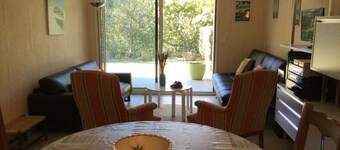 Large, quiet, air-conditioned apartment with small garden, 12-minute walk from the beach.