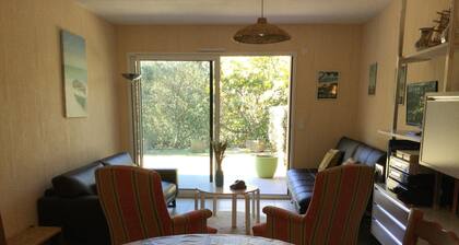 Large, quiet, air-conditioned apartment with small garden, 12-minute walk from the beach.