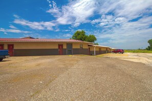 Exterior - American Best Inn By OYO I-35 Perry near Lake McMurtry (Perry)