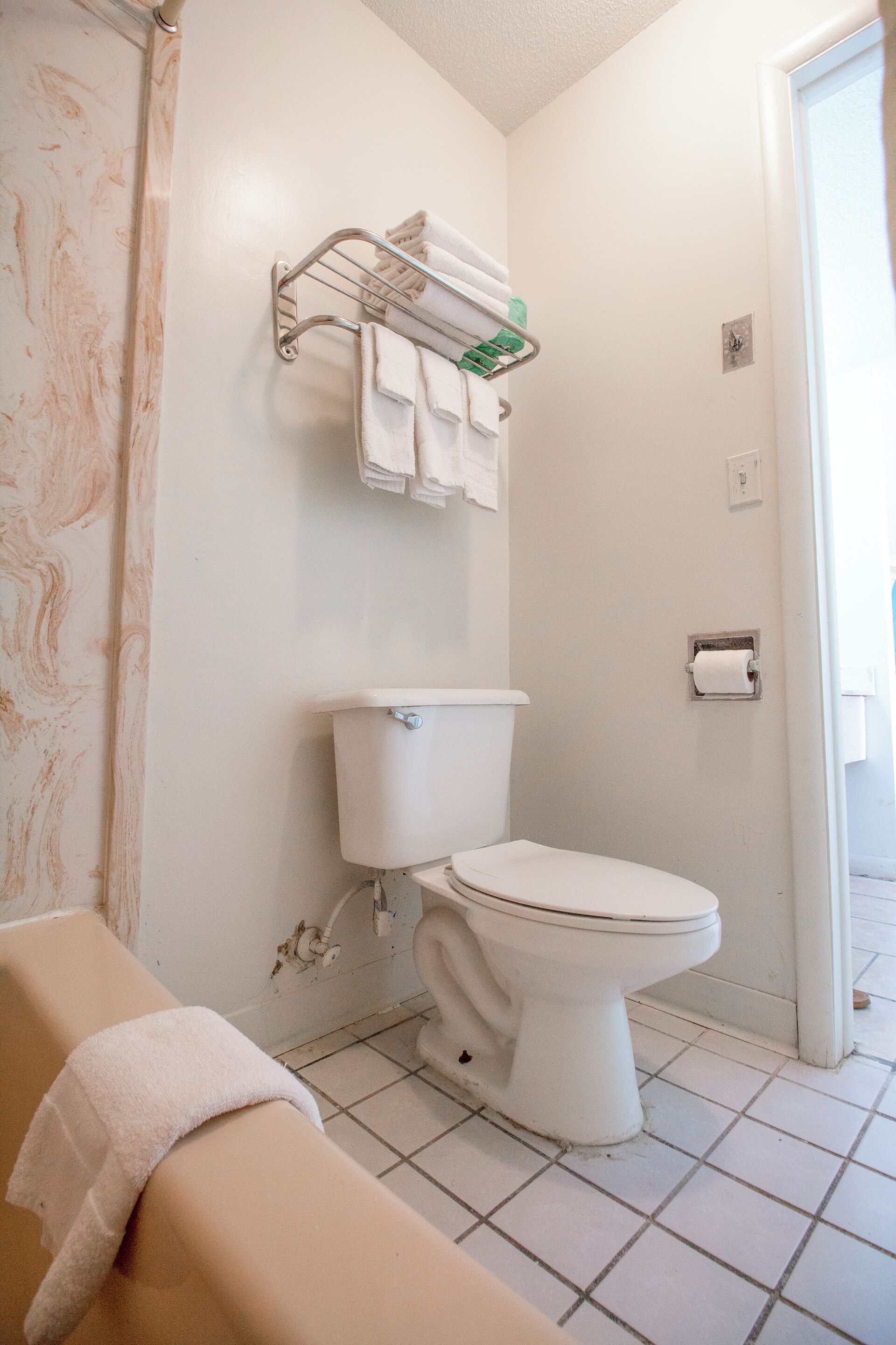 Toalettartikler (inkludert), hårføner og håndklær