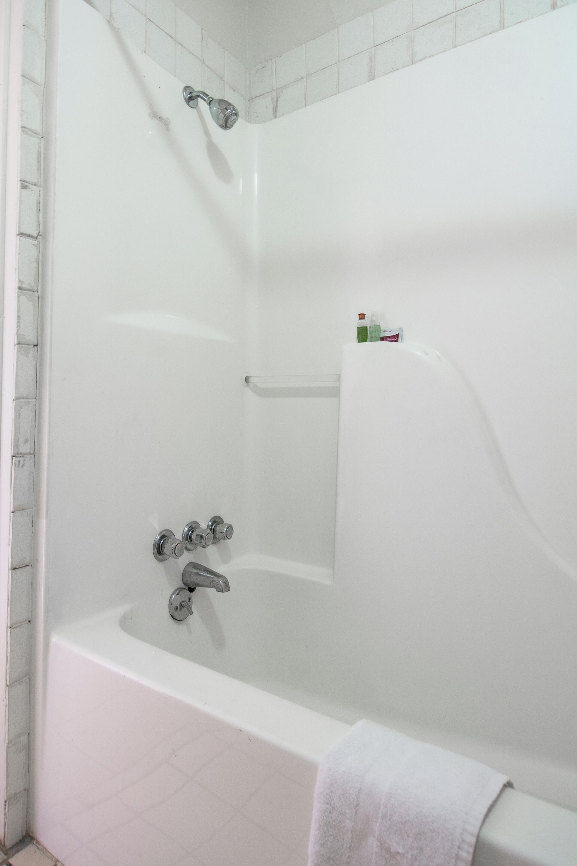 Toalettartikler (inkludert), hårføner og håndklær