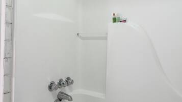 Amenidades de baño gratuitas, secadora de cabello, toallas