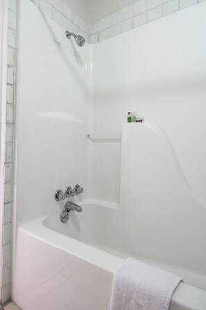 Toalettartikler (inkludert), hårføner og håndklær