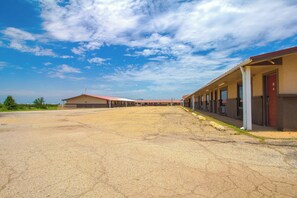 Property grounds - American Best Inn By OYO I-35 Perry near Lake McMurtry (Perry)