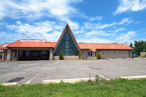 Exterior - American Best Inn By OYO I-35 Perry near Lake McMurtry (Perry)