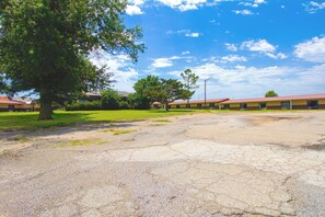 Property grounds - American Best Inn By OYO I-35 Perry near Lake McMurtry (Perry)