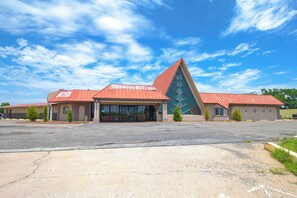 Exterior - American Best Inn By OYO I-35 Perry near Lake McMurtry (Perry)