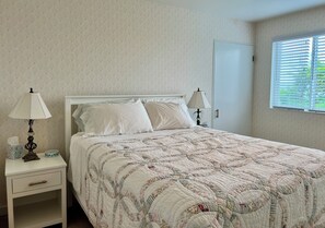 5 bedrooms, iron/ironing board, WiFi, bed sheets - Best Waterfront Views on Martha's Vineyard (Vineyard Haven)