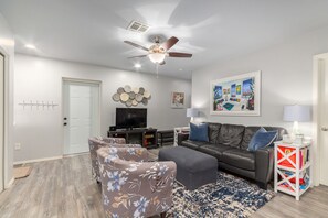 Smart-TV, Kamin, Bücher, Drucker