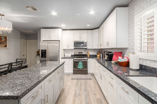 Kjøleskap, mikrobølgeovn, ovn og kokeplater